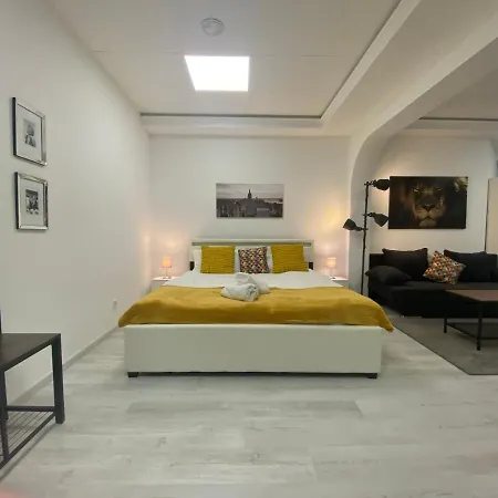 Chice, Urbane Oase Mit Arbeitsplatz Homestay *